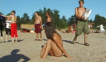 Tán tỉnh trẻ mô hình khiêu dâm gái trần truồng trước mặt các phim sec thu moi camera và hút một rung