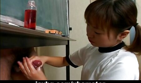 Trẻ con điếm cô gái sử dụng một máy rung pim sec thu va nguoi cho một ngon fuck với nhau
